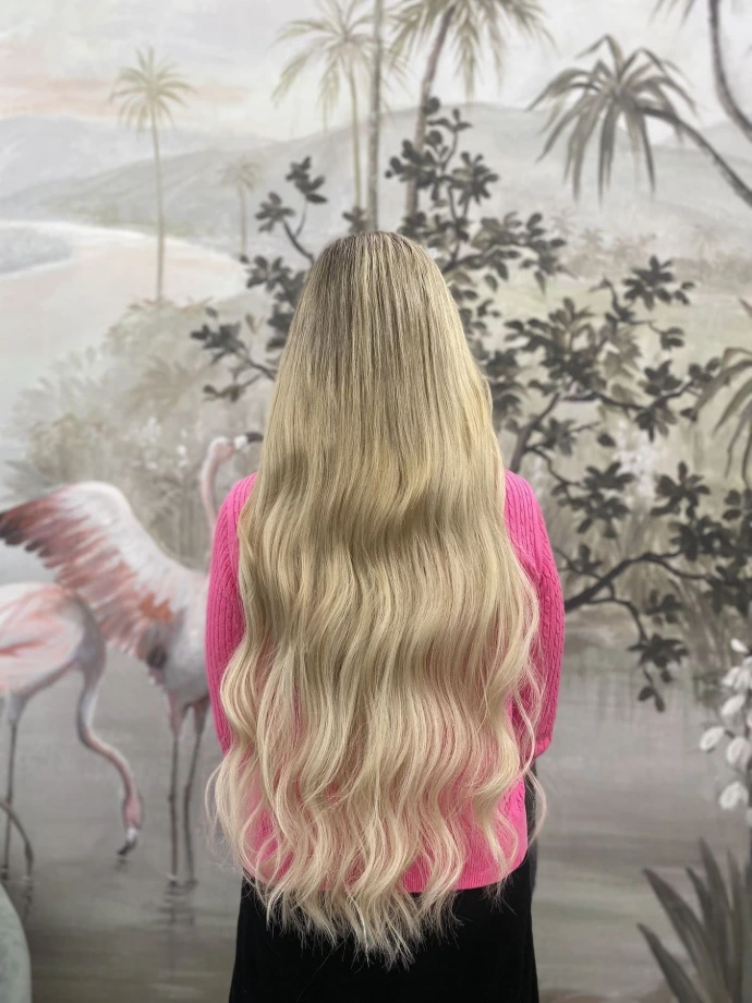 prodloužení dětskými jemnými blond vlasy