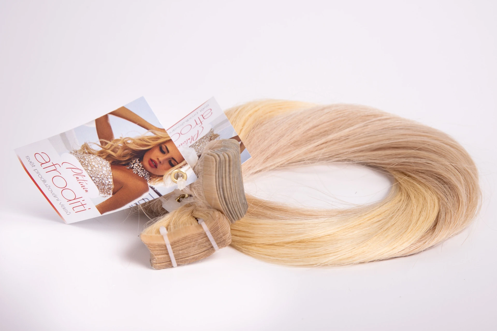 blond vlasy na prodloužení pásky